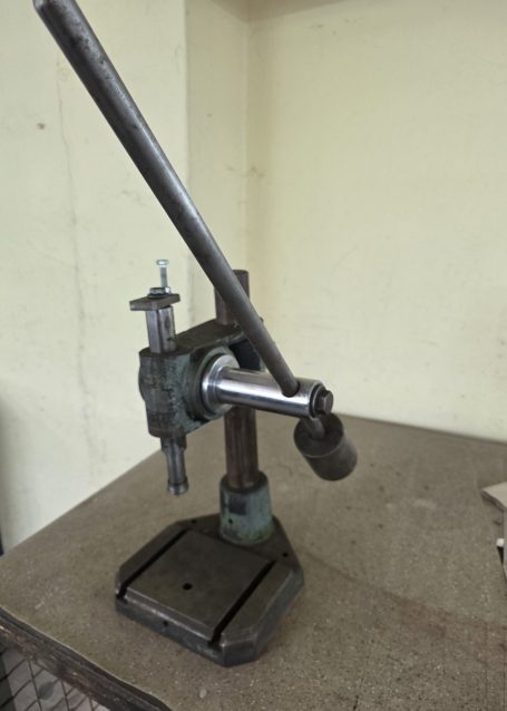 Ein fest montierter Bohrer mit anpassbarem Arm und stabiler Basis.