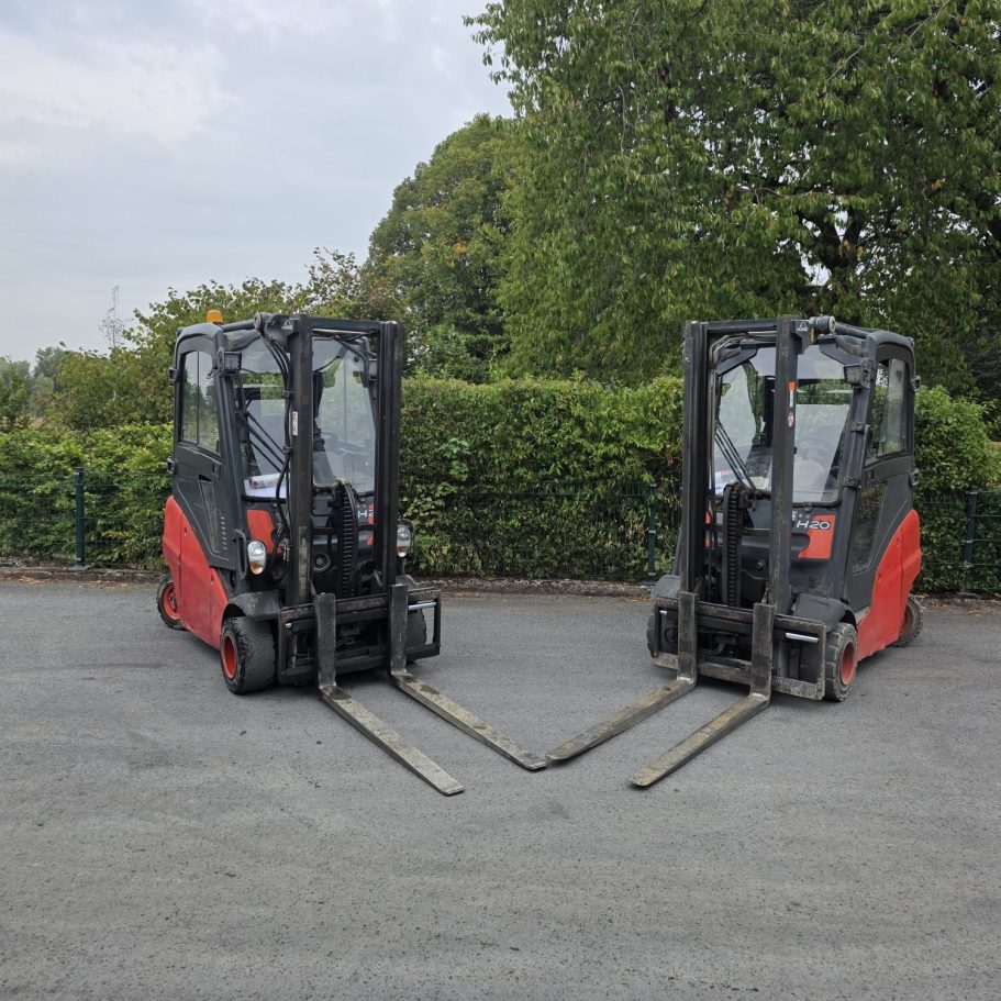 Die Maschinen und das Wissen für die Arbeit Zwei Gabelstapler stehen sich gegenüber auf einem betonierten Platz.