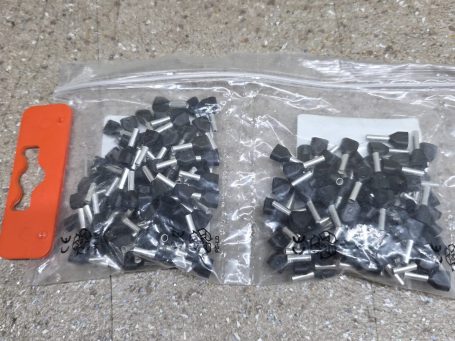 Zwei Tüten mit schwarzen und silbernen Verbindungselementen.